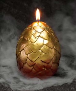 Melt away the scaly wax egg to reveal a porcelain dragon. Each egg or Hatching Dragon Candle contains a random color of dragon, it's a lucky dip!