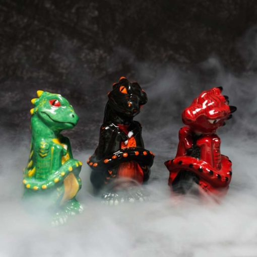 Melt away the scaly wax egg to reveal a porcelain dragon. Each egg or Hatching Dragon Candle contains a random color of dragon, it's a lucky dip!
